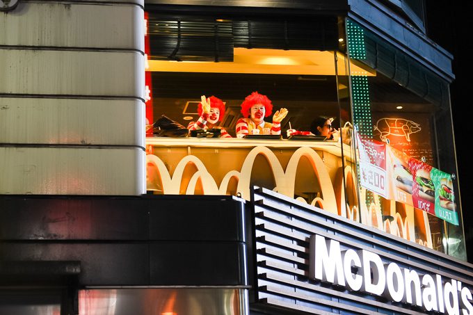 ハロウィン渋谷のマクドナルドでご飯を食べるドナルド 笑