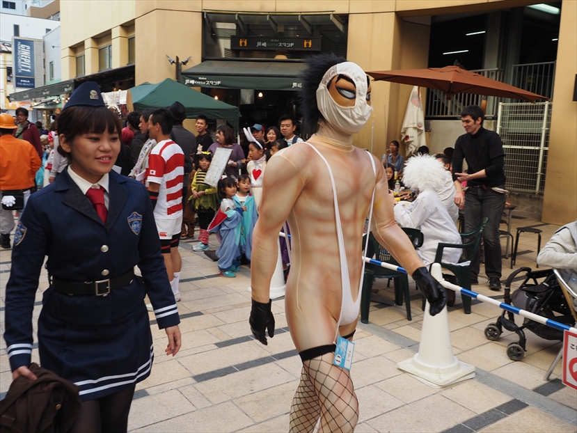お巡りさん 川崎ハロウィン15で 変態仮面 仮装が街を闊歩 笑