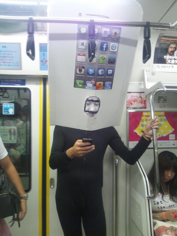 【ハロウィンおもしろ仮装画像】ハロウィンの時期に、中央線電車内にいたiPhoneをいじってる「iPhone」(笑)【面白画像】otacos_0018