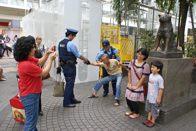 【警察の職質おもしろ画像】渋谷駅のハチ公前で記念撮影をする外国人観光客の感覚(笑)