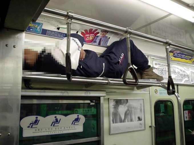 面白画像 そこで寝る？ 電車内の網棚で寝るおバカな乗客(笑)syame_0049