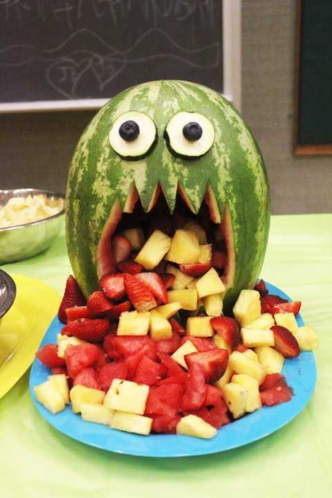 【ハロウィンおもしろ料理画像】スイカのお化けがフルーツを吐き出しているハロウィンアイデア料理(笑)helloween_0004