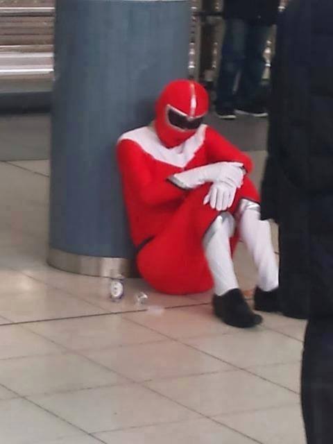 どうした？ 品川駅で柱にうなだれる赤レンジャー！