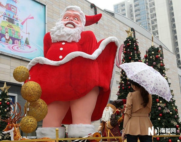 怖い！ 中国に現れた巨大サンタオブジェが意味不明（笑）