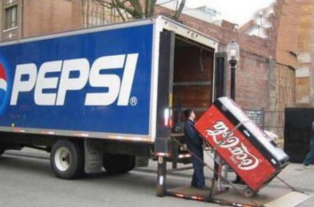 海外面白画像 ペプシコーラの車、コカ・コーラの自販機を運び入れる(笑)foreign_0056
