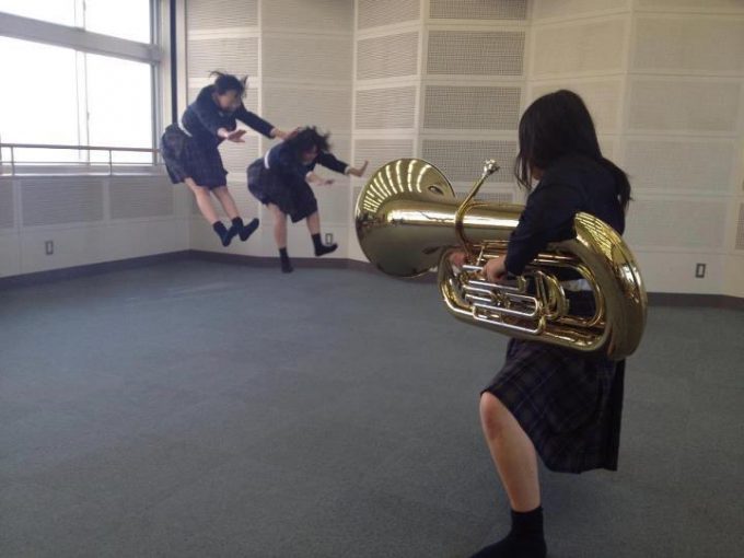 面白画像 女子高生が金管楽器チューバを使って撮ったトリック写真がおもしろい(笑)kids_0043