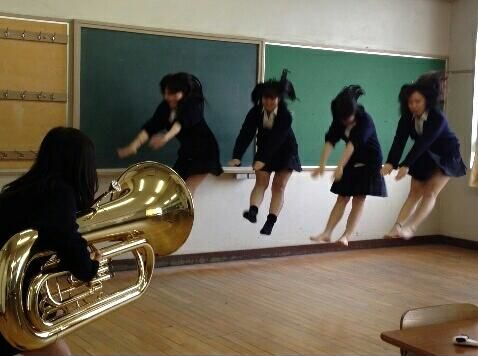 面白画像 女子高生が金管楽器チューバを使って撮ったトリック写真がおもしろい(笑)kids_0043_01