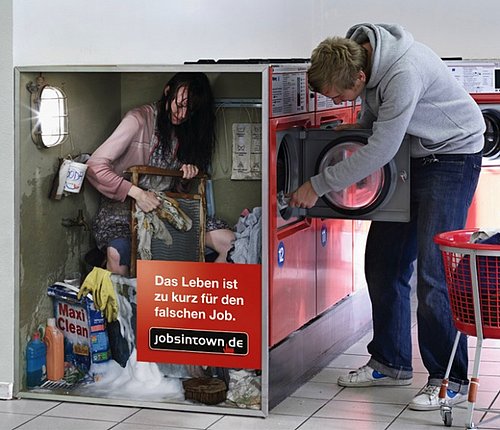 海外面白画像 中の人は大変！ ドイツの求人サイト『jobsintown.de』広告が面白い発想(笑)foreign_0054_06