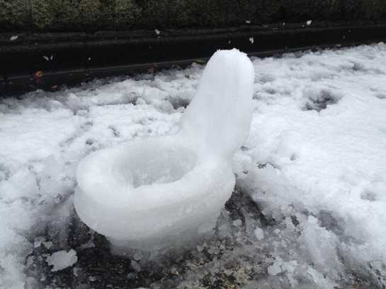 座りたくない！ 雪で作ったトイレがあまりに寒そうで出るものも出ません(笑)photo_0001