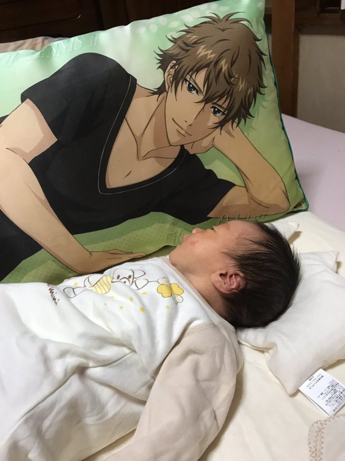 【赤ちゃんおもしろ画像】ウケる！ 赤ちゃんの横に『テニスの王子様』忍足謙也の抱き枕を置いてみたら（笑）otaku_0018