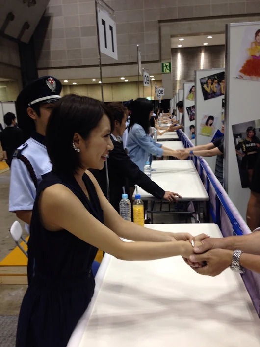 【AKB48握手会のオタクの検査おもしろ画像】厳戒態勢！ AKB48握手会の様子が大統領が来日する際の空港みたい（笑）