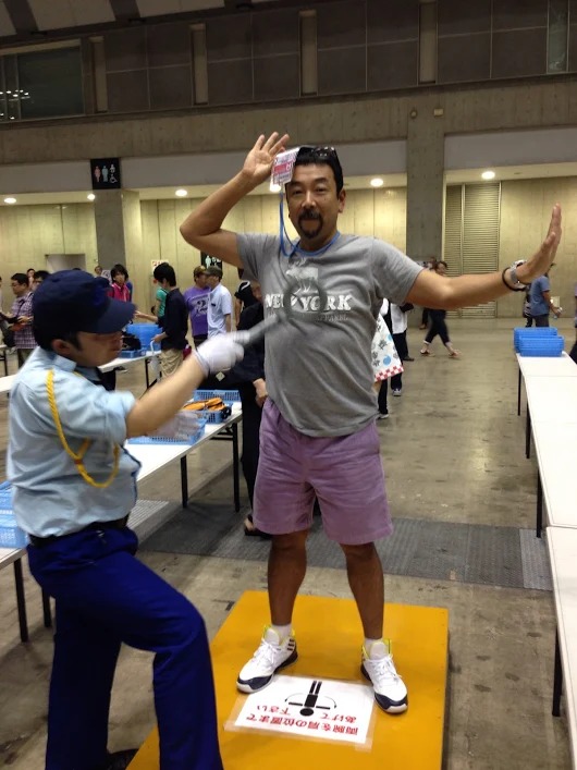 【AKB48握手会のオタクの検査おもしろ画像】厳戒態勢！ AKB48握手会の様子が大統領が来日する際の空港みたい（笑）