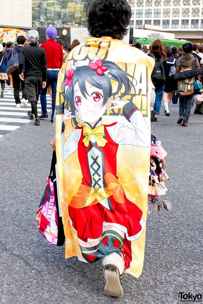 【オタクおもしろ画像】漢！ 『 ラブライブ！』オタク、渋谷センター街を矢澤にこシャワータペストリーを纏って歩く（笑）