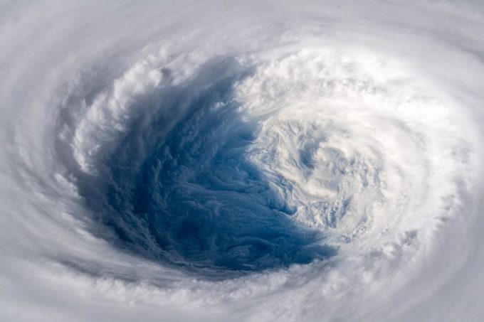 【すごい台風画像】国際宇宙ステーションから見た台風24号チャーミー（Trami）