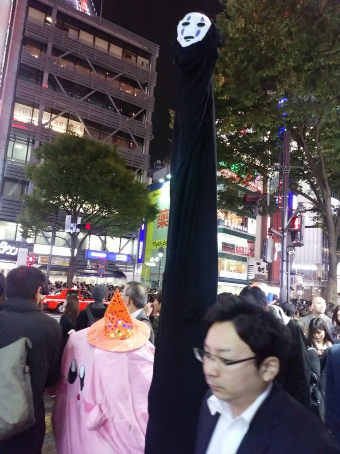 【渋谷ハロウィンおもしろ仮装画像】高い！ 渋ハロで見かけた『千と千尋の神隠し』カオナシ仮装がデカすぎます（笑）