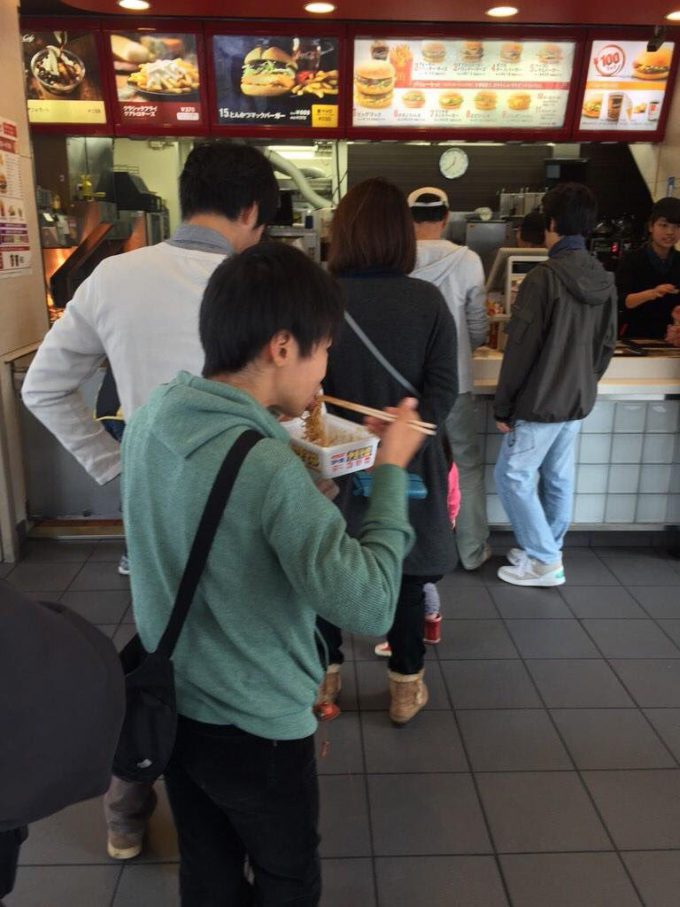 【子どもおもしろ画像】ペヤングを食べながらマクドナルドのレジに並ぶ子どもが意味不明（笑）
