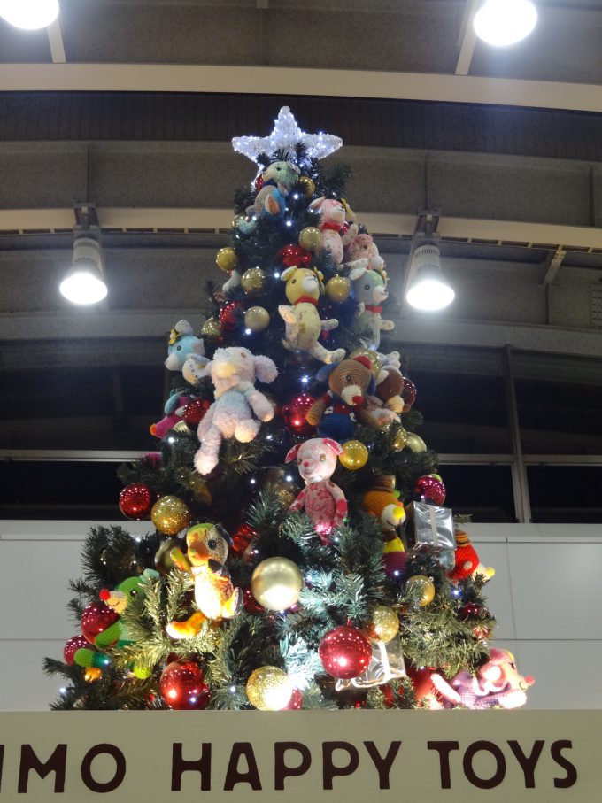 かわいい！ 日暮里駅の『フェリシモ ハッピートイズプロジェクト』クリスマスツリー（笑）