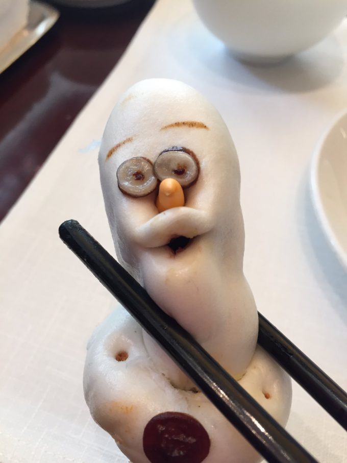 【食べ物おもしろ画像】ホラー！ 香港ディズニーランドの飲茶「オラフのレッドビーンズ蒸しパン」がむごい（笑）