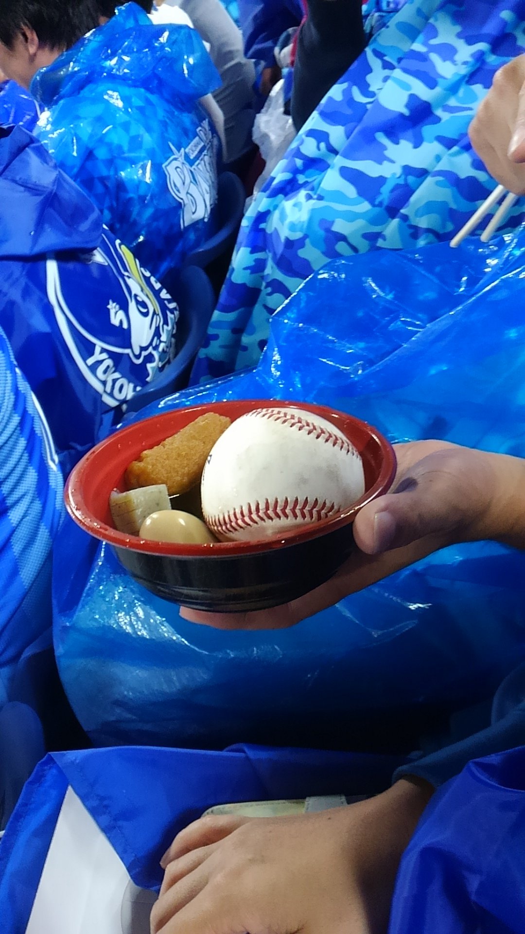 ラッキー 野球を観戦中 ファールボールがおでんの中に入るという珍事 笑
