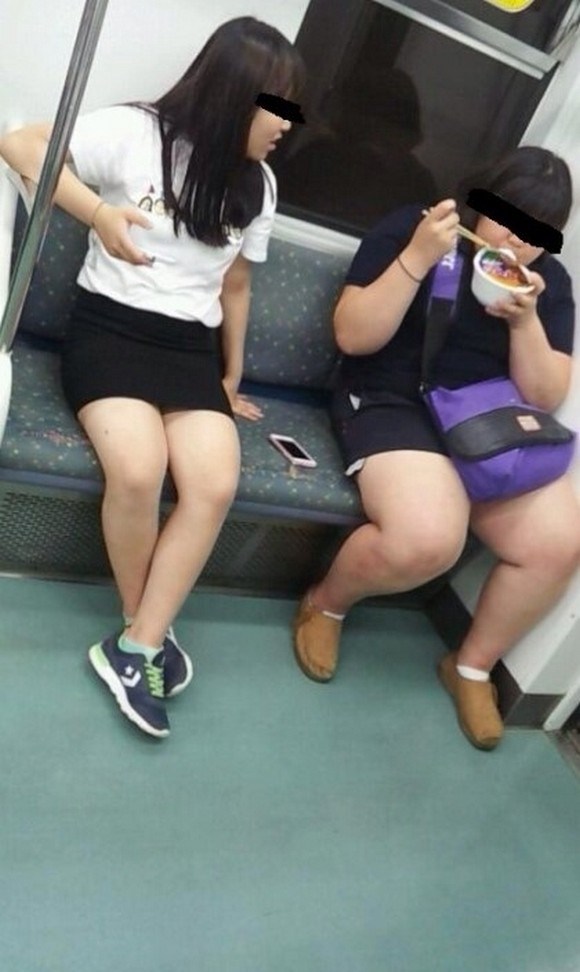 3分！ 韓国の地下鉄電車内でカップラーメンを食べる女性にびっくり（笑）