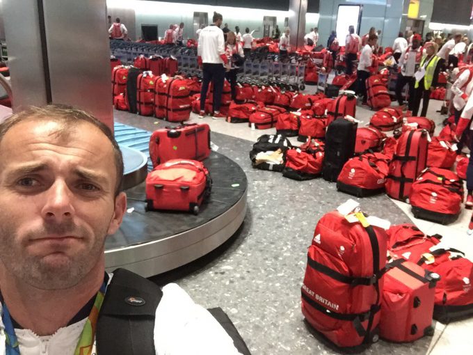 同じ！ 2016リオ五輪でイギリスオリンピックチームのバッグが全員同じで空港で混乱（笑）