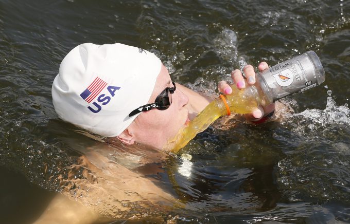 飲めてる？ 2012ロンドンオリンピックで米国オープンウォータースイミング選手の水分補給光景（笑）