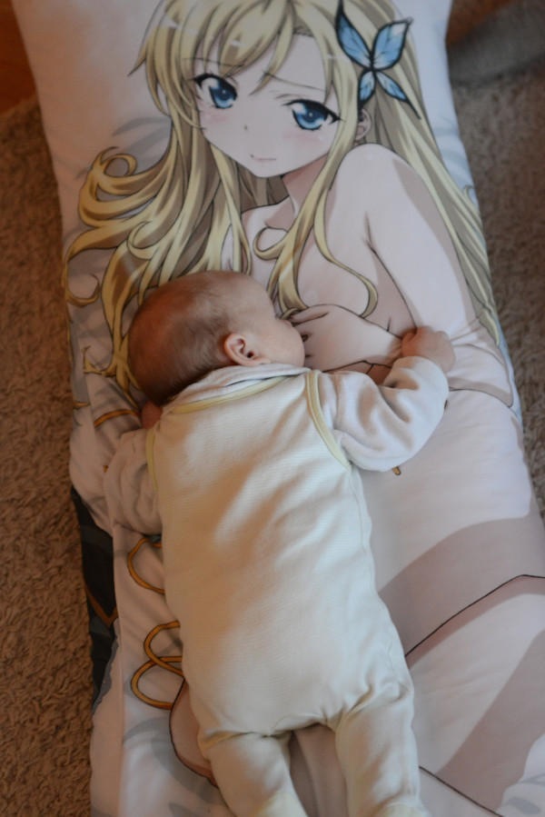【赤ちゃんおもしろ画像】柏崎星奈スムース抱き枕カバーですやすやと眠る赤ちゃん（笑）