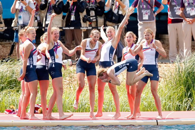 それ！ 2012ロンドン五輪で金メダルの米ボート女子エイト、Mary Whippleを湖に投げる（笑）