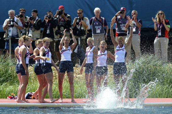 それ！ 2012ロンドン五輪で金メダルの米ボート女子エイト、Mary Whippleを湖に投げる（笑）