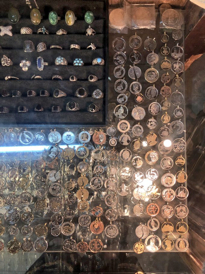 芸術！ エジプトダハブのコイン屋で見つけた日本硬貨の柄くり抜きアートがすごい（笑）