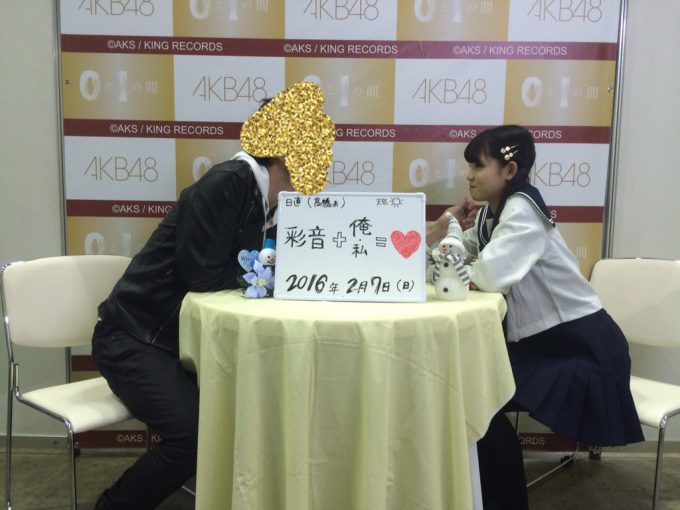 アゴクイ！ AKB48『0と1の間』大写真会で髙橋彩音の頭をなでる彼氏気取りのオタク（笑）