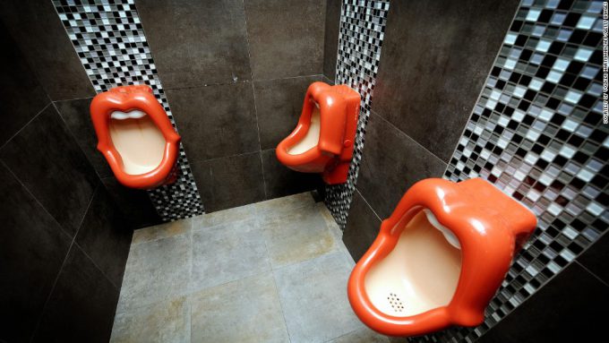 下品？ ドイツのレストランの男子トイレに設置された口の形をした小便器（笑）