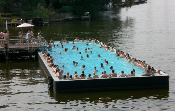 【船プールおもしろ画像】変わったプール！ ドイツベルリンの船プール（Badeschiff）という発想がおもしろい（笑）