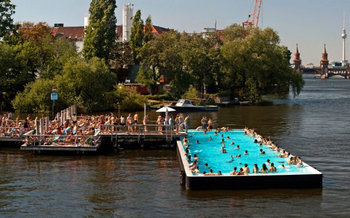【船プールおもしろ画像】変わったプール！ ドイツベルリンの船プール（Badeschiff）という発想がおもしろい（笑）
