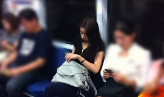 【電車でスイカを食べる人おもしろ画像】夏だから！ 電車内でカバンからスイカを取り出して食べる女性（笑）