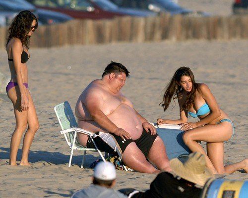 【海おもしろ画像】そんな手が！ ビーチチェアに挟まった太った男性、抜けなくてとんでもない行動に（笑）