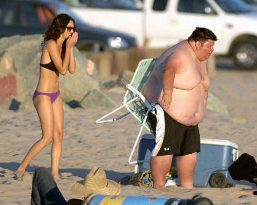 【海おもしろ画像】そんな手が！ ビーチチェアに挟まった太った男性、抜けなくてとんでもない行動に（笑）