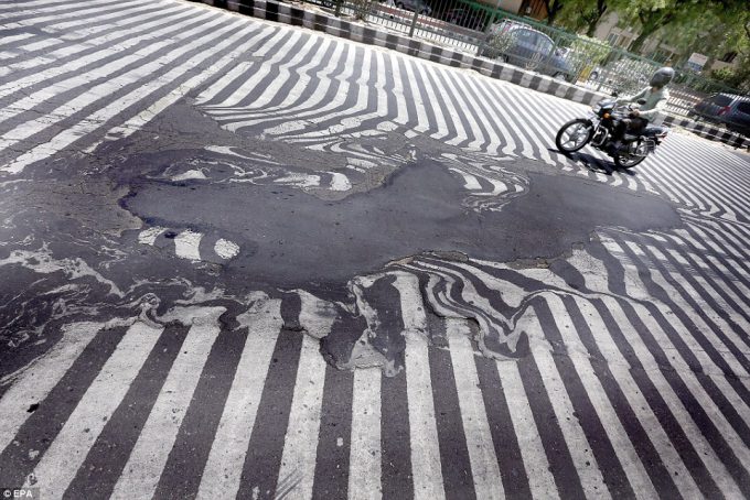 【猛暑で溶ける道路おもしろ画像】超猛暑！ インドの首都ニューデリー、気温45℃でアスファルトの道路が溶けて歪む（笑）