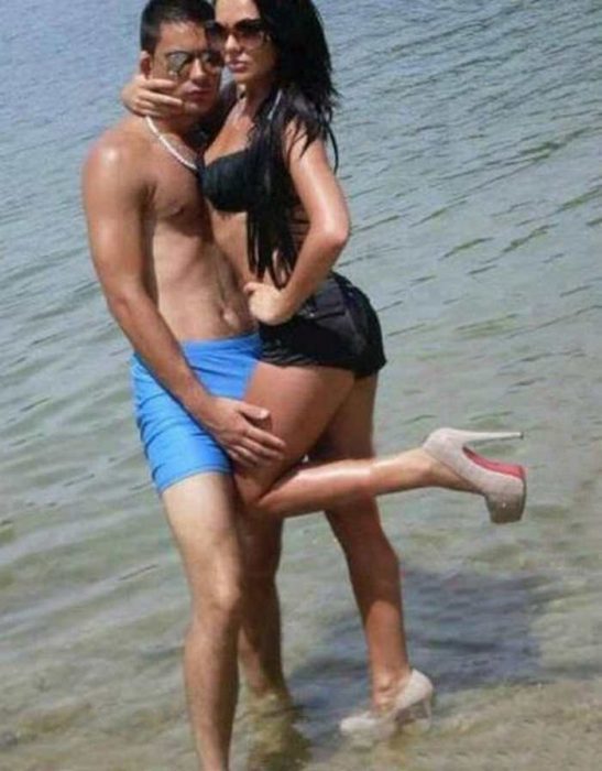 【海のカップルおもしろ画像】かっこつけて海で撮影するカップル女、ピンヒールを履いて海に入る（笑）
