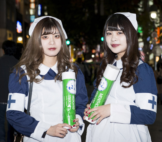 【渋谷ハロウィンおもしろ仮装画像】渋谷ハロウィンで見かけたメンソレータム「リトルナース」仮装がかわいい（笑）