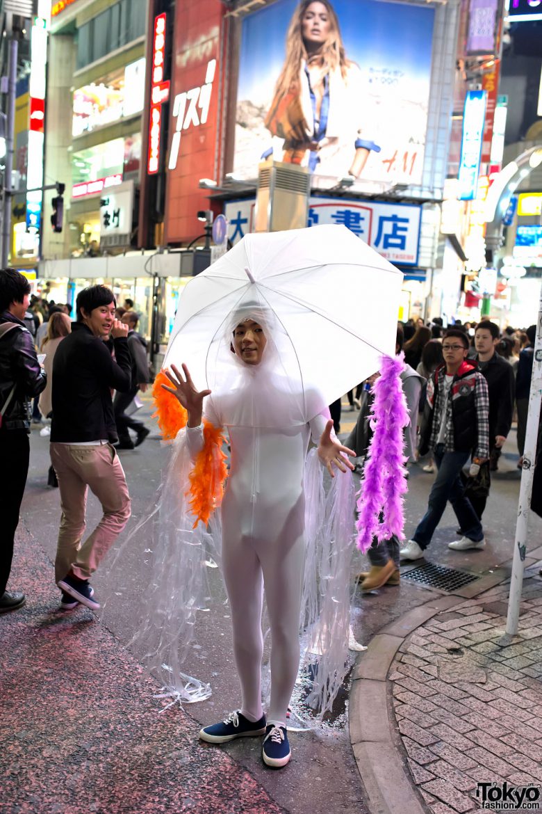 【渋谷ハロウィンおもしろ仮装画像】意味不明！ 渋谷ハロウィンで見かけた全身タイツでビニール傘を被った謎の仮装（笑）
