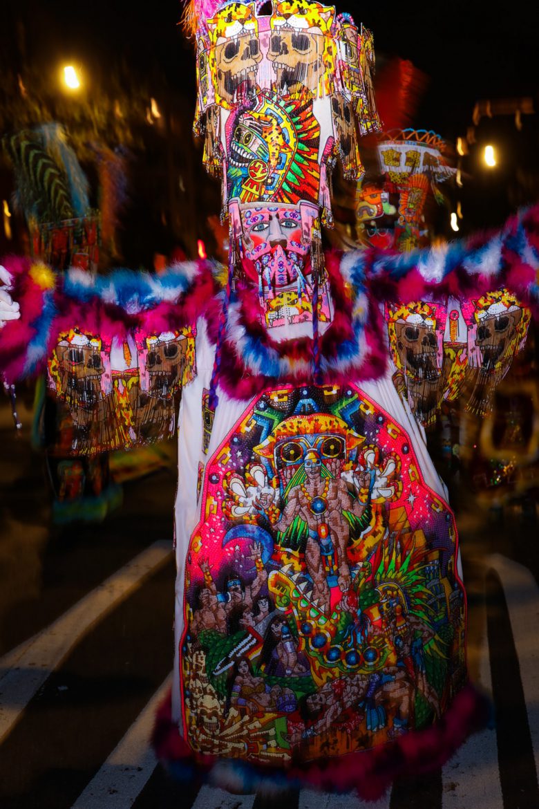 【海外ハロウィンおもしろ仮装画像】ニューヨークハロウィンパレードで見かけた派手なシャーマンみたいな仮装（笑）