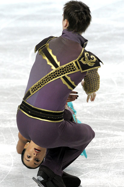 ペアフィギュアスケートですごいところから顔を出すロシアのクセニヤ・ストルボワ選手（笑）