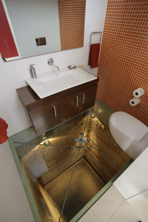 落ちる！ メキシコのグアダラハラにある透明なガラス床のトイレが怖すぎます（笑）