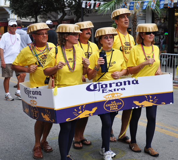 【海外ハロウィンおもしろ仮装画像】フロリダのファンタジーフェストハロウィンパレードで見かけたコロナビール仮装（笑）