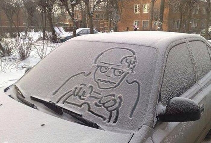 ぶるぶる！ 雪が積もった車のウィンドウに描かれた凍える運転手（笑）