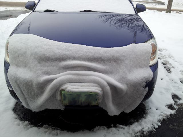 自動車のボンネットから滑り落ちる、まるで毛布のような雪（笑）