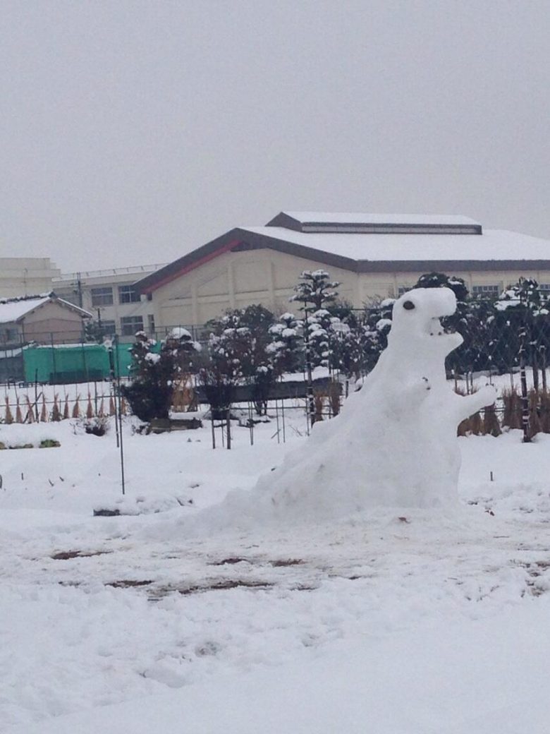 ガオー！ 父と母が作った恐竜雪だるまのクオリティが高い（笑）