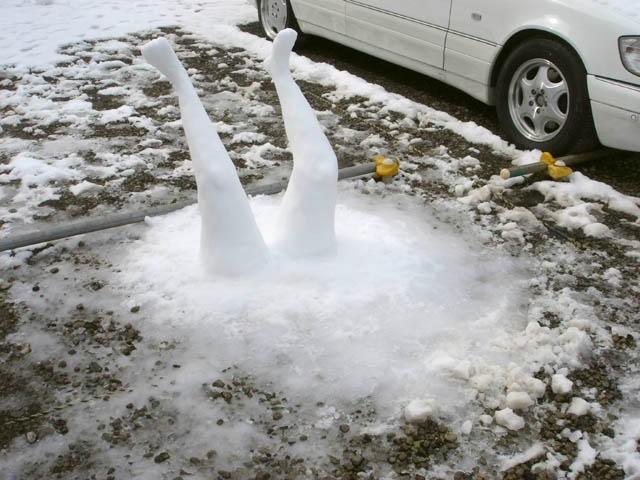 助けて！ 駐車場で見かけた雪の海に溺れる雪だるま（笑）