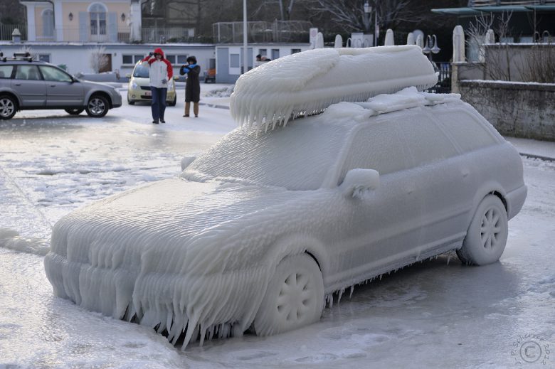 スイスヴェルソワのレマン湖沿いで凍った自動車